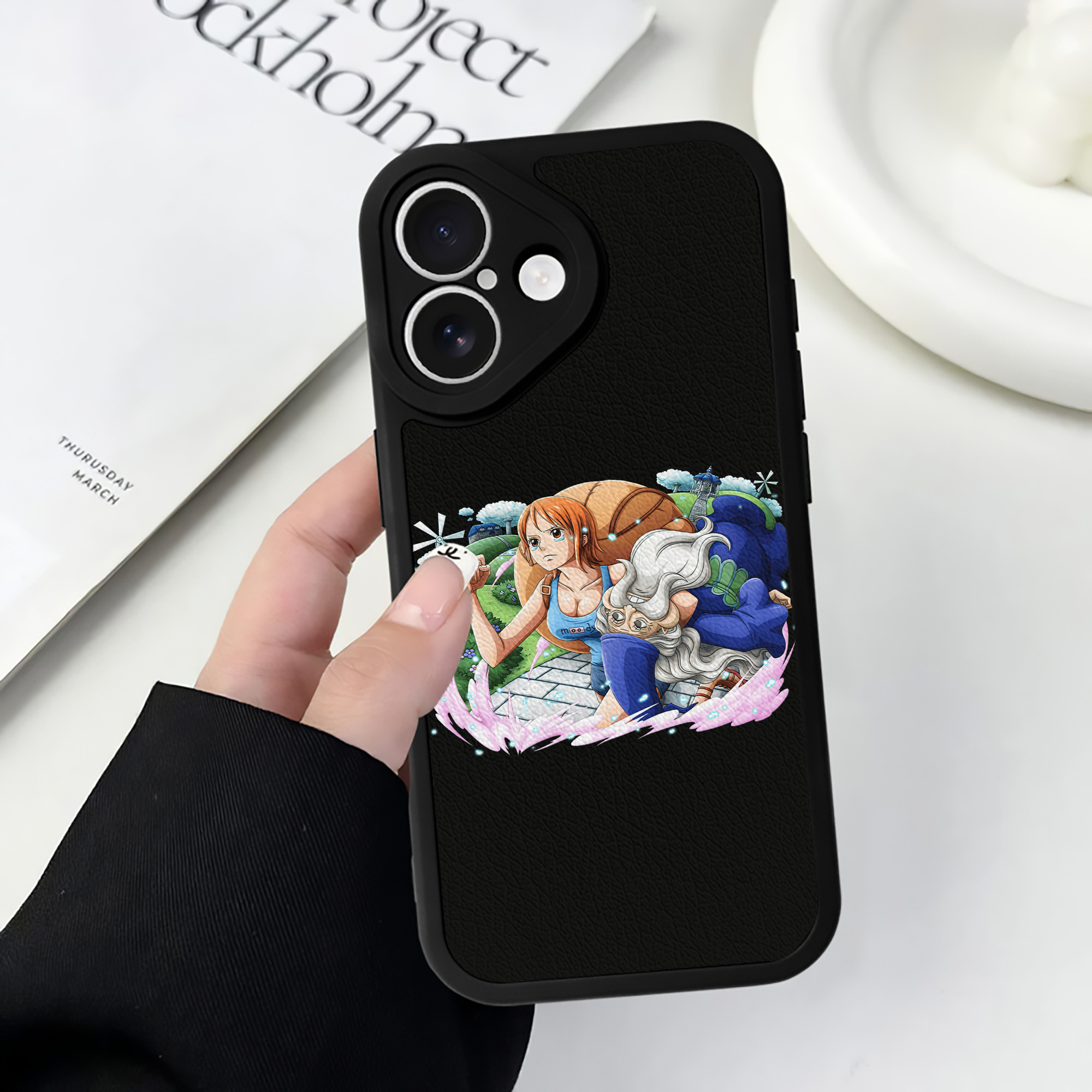 （画像用） ワンピース ナミ ONE PIECE Nami 【iPhone 16シリーズ対応】シリコンスマホケース（レザー調） 材質：シリコン
